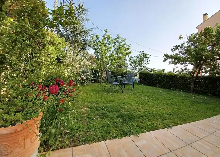 Dora's With Garden Apartment