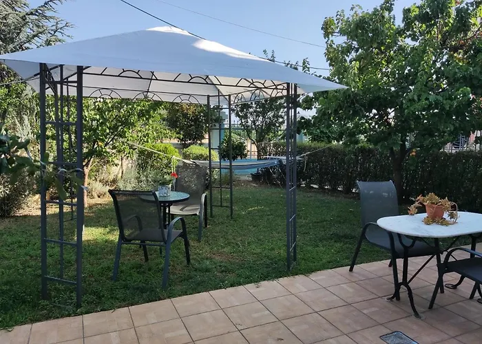 Dora's With Garden Apartment Volos