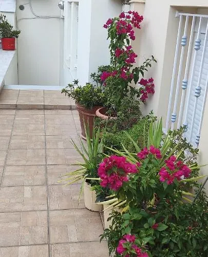 Dora's With Garden Apartment