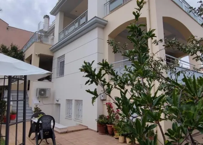 Dora's With Garden Apartment *