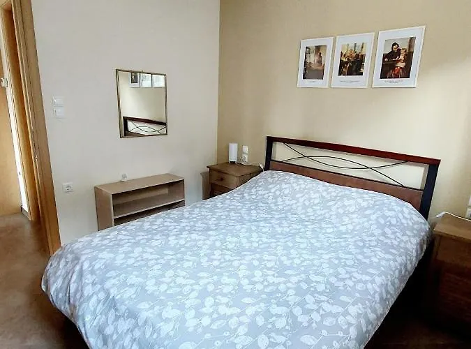 Dora's With Garden Apartment