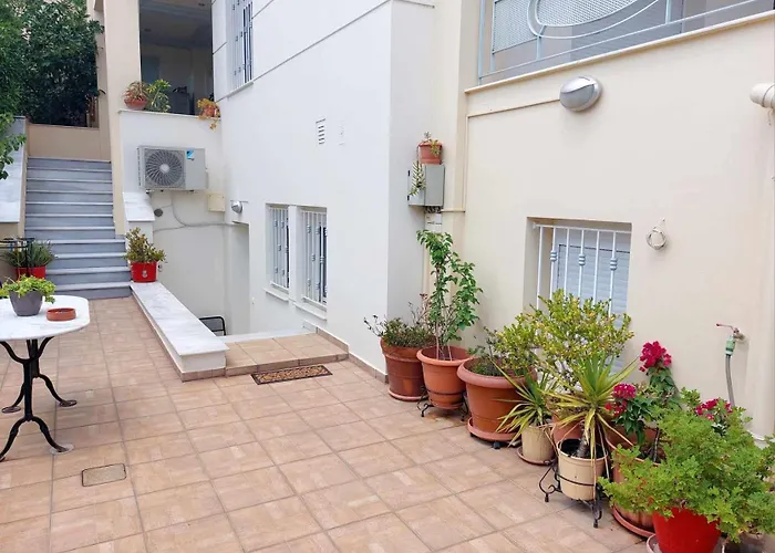 Dora's With Garden Apartment Volos