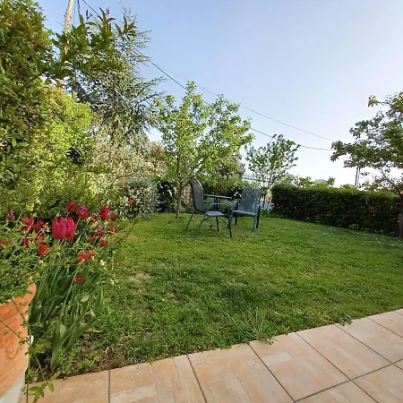 Dora's With Garden Apartment