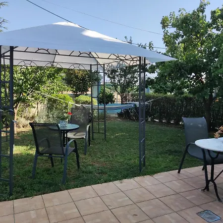 Dora's With Garden شقة فولوس