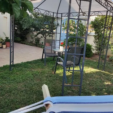 Dora's With Garden Apartment Volos