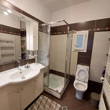 Dora's With Garden شقة *