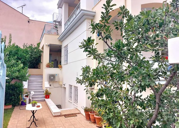 Dora's With Garden Apartment